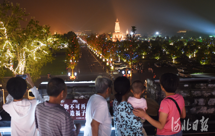 2020年7月18日，游客畅游正定古城，乐享迷人夜色。