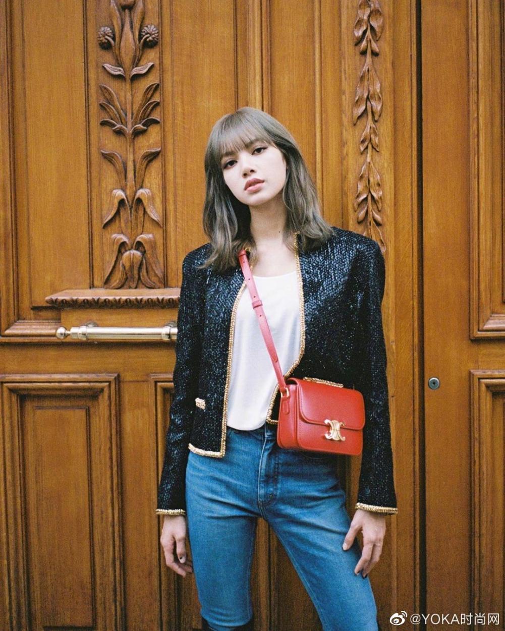 网曝lisa新造型乖巧可人手持超薄新机型引热议