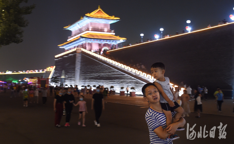 2020年7月18日，游客畅游正定古城，乐享迷人夜色。