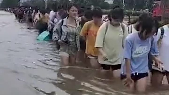 合肥暴雨学校被淹 千名学生手拉绳子淌水排队转移