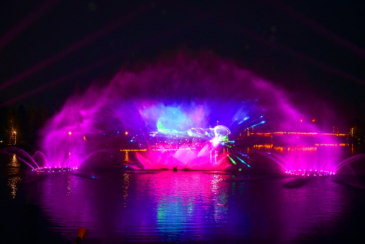 多彩峨眉山百变莲花湖