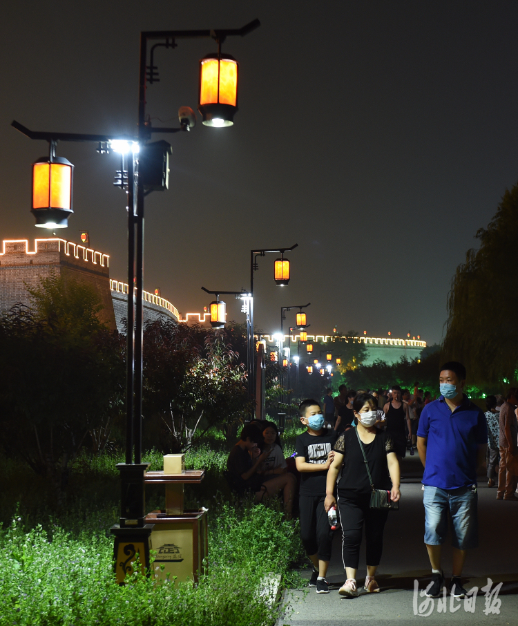 2020年7月18日，游客畅游正定古城，乐享迷人夜色。