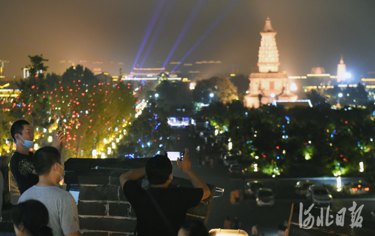 2020年7月18日，游客在正定古城拍下迷人夜色。