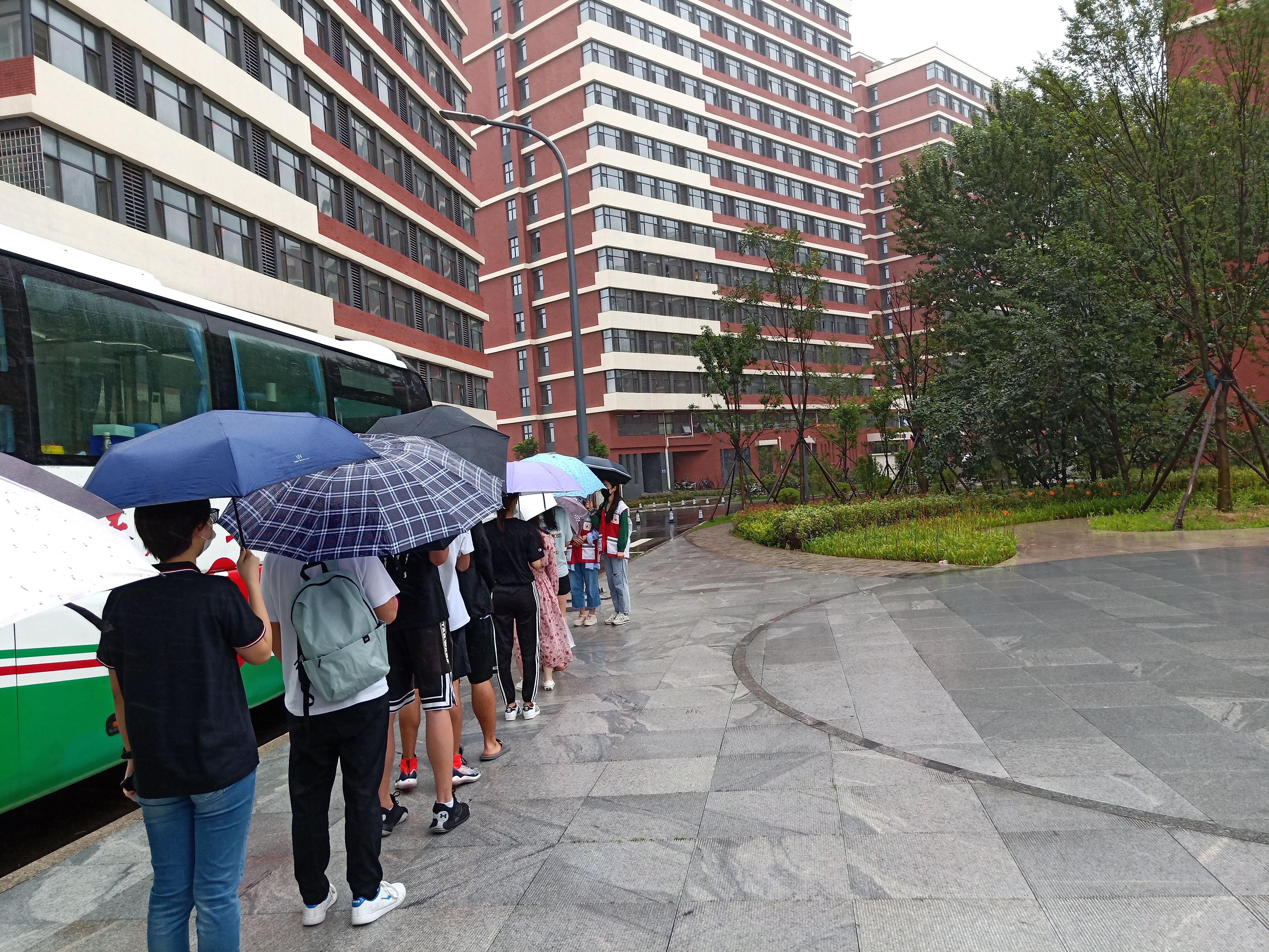 青岛理工大学组织“为战疫助力,为生命接力” 无偿献血支援湖北灾区