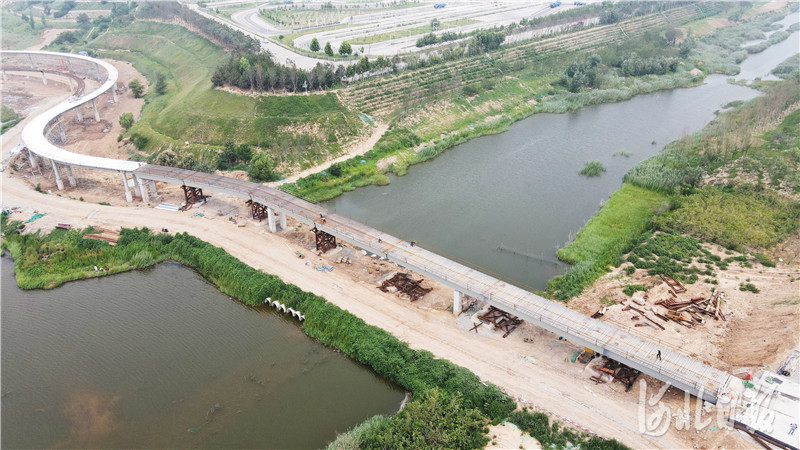 2020年7月21日拍摄的河北省第四届园林博览会园博园内“景观桥”建设现场。（无人机照片）河北日报记者史晟全摄影报道