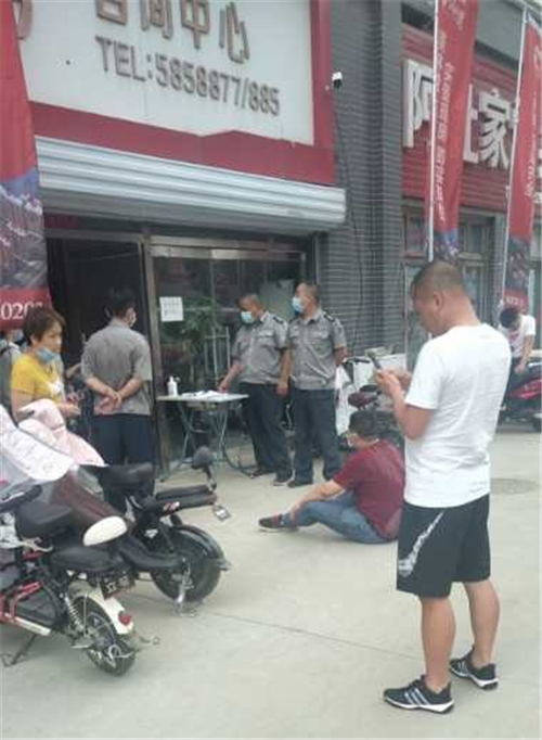 业主被拖至屋外