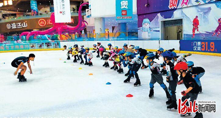 石家庄米高冰雪轮滑俱乐部的学员们在体验上冰。