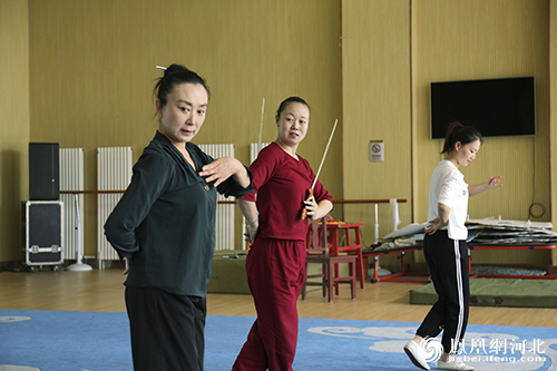 刘莉莎给学生演示动作要领 李诚摄