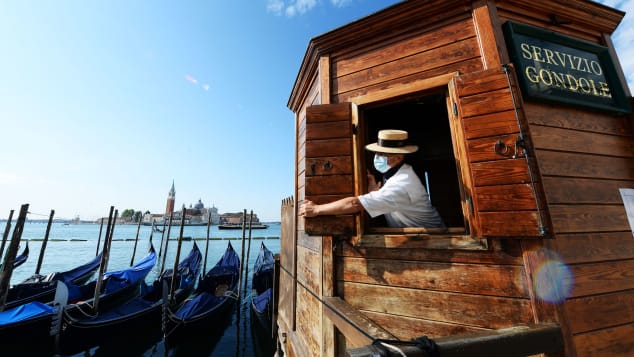 5月，船夫在贡多拉船票务窗口营业 Andrew Pattaro/AFP /Getty Images 图