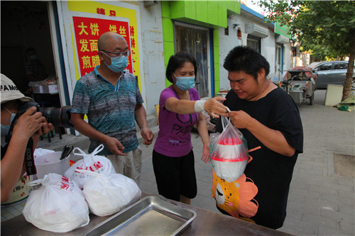 给兴华苑社区居民送爱心餐