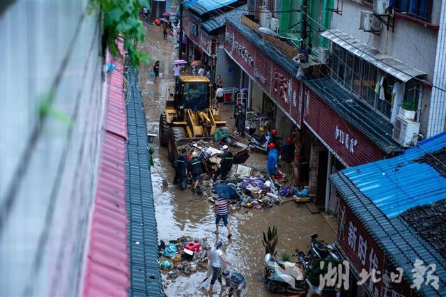 湖北恩施州城被洪水嚴重肆虐:近萬人清淤 民眾陸續返回家園