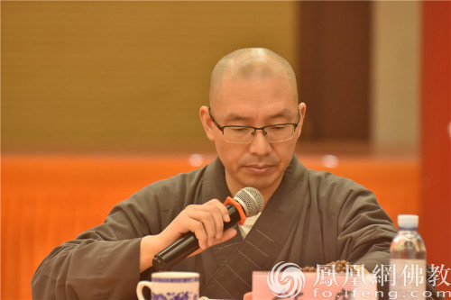 扬州文峰慈善基金会副理事长能度法师发言(图片来源:凤凰网佛教 摄影