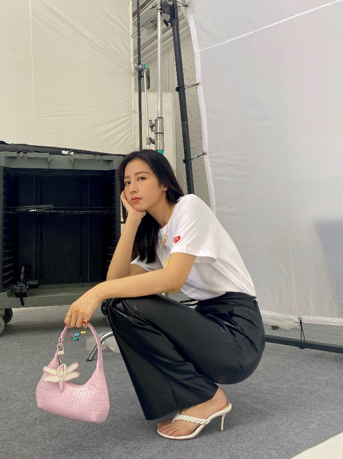 宋妍霏,周雨彤穿着gianvito rossi tropea凉鞋