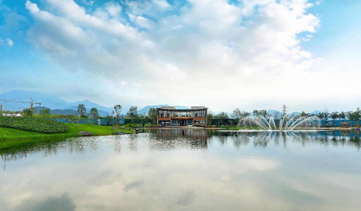 多彩峨眉山百变莲花湖