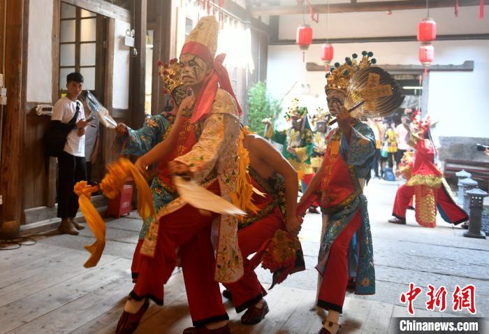 在7月4日举行的“神彩飞扬，追梦未来”闽台青年信俗文化季活动上，这群“00后”青年带来了八家将舞蹈表演。　吕明 摄