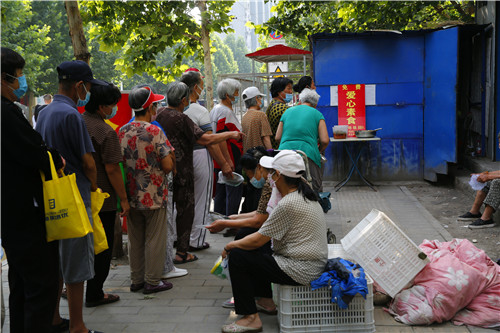 给兴华苑社区居民送爱心餐