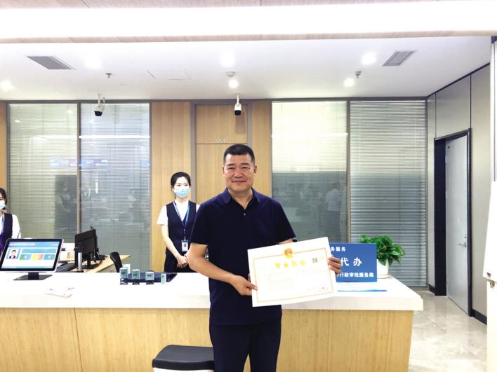 吕世滨领到省内首张跨区域营业执照。