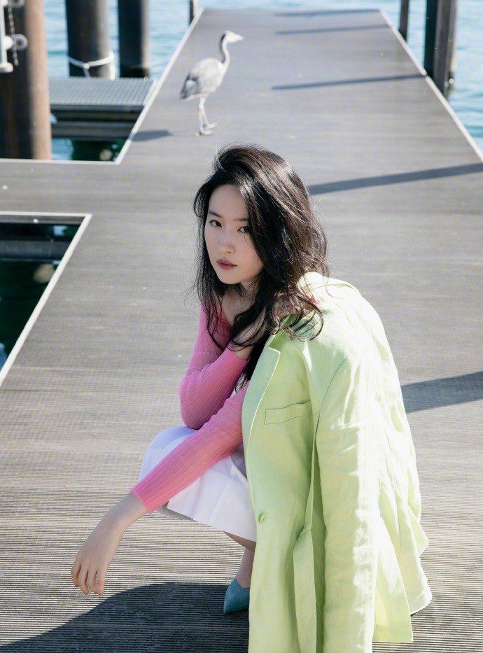 刘亦菲穿粉色上衣搭长裙栈桥远眺夏日气息满满
