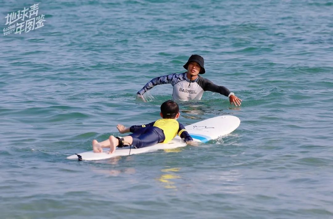 mara在教小朋友冲浪
