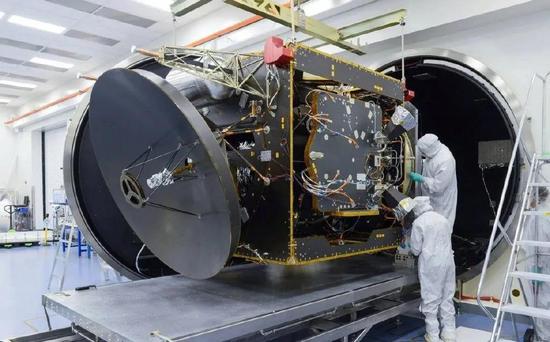 科研人员检查希望号火星探测器设备