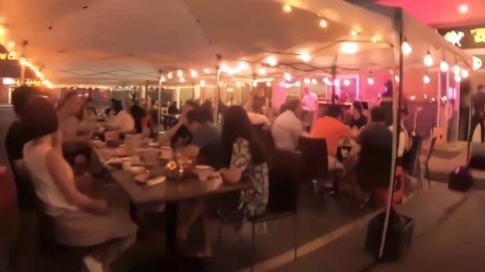 加拿大多伦多摆起了夜市大排档 中餐馆唱《光辉岁月》揽客