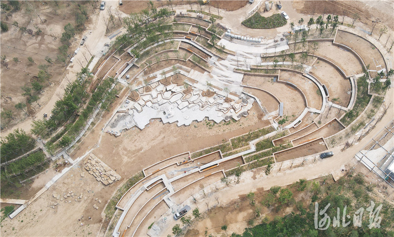 2020年7月21日拍摄的河北省第四届园林博览会园博园内“矿坑花园”建设现场。（无人机照片）河北日报记者史晟全摄影报道