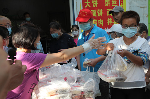 给兴华苑社区居民送爱心餐