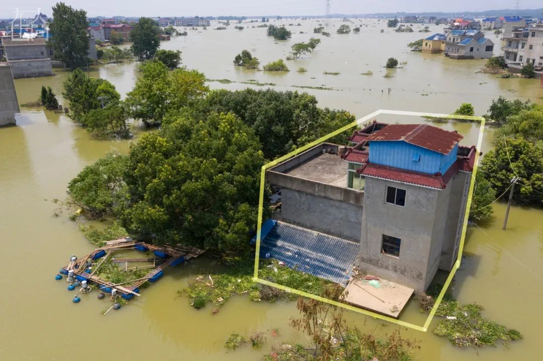 留守在洪水中的村民：防洪、防病、防小偷