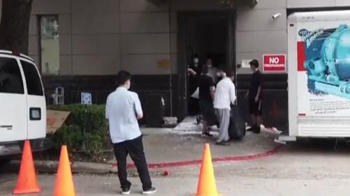 中国驻休斯敦总领馆人员撤离 美方多辆车驶入领馆范围