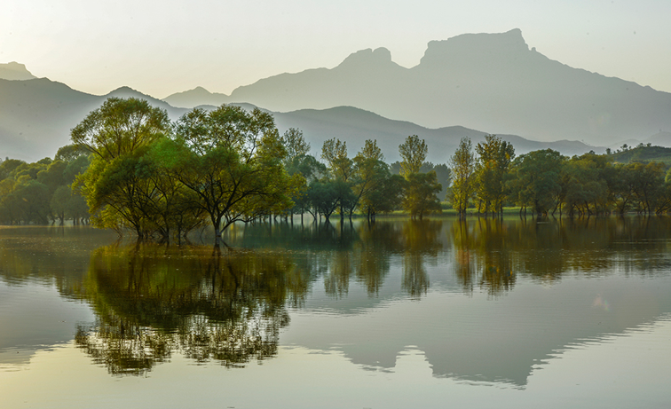 光映平泉湖 摄影：杜志廷