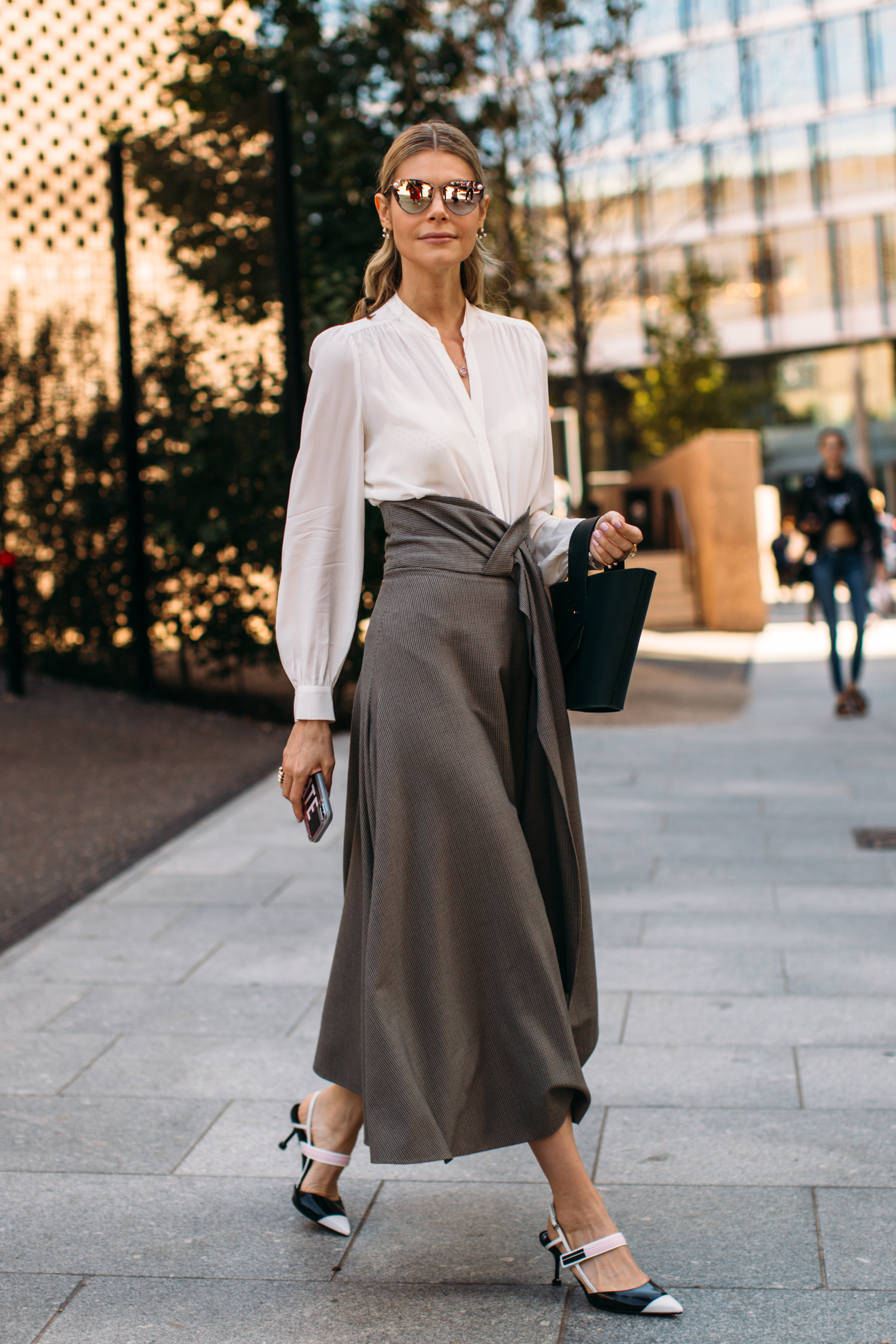 学顾佳三十而已的穿搭衬衫搭配半裙才时髦