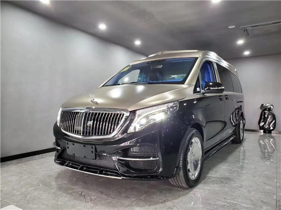 奔驰v260l双拼色外观迈巴赫版高颜值