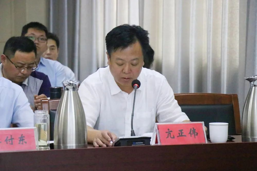 街道党工委副书记,办事处主任李付东主持会议.