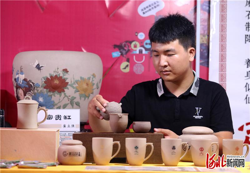 2020年7月24日，在河北省石家庄市红旗大街祥隆泰超市夜未央&middot;吃街，文创企业工作人员展示自己的文创产品。