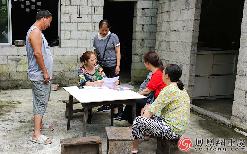 张维玲正在了解贫困户的困难和需求