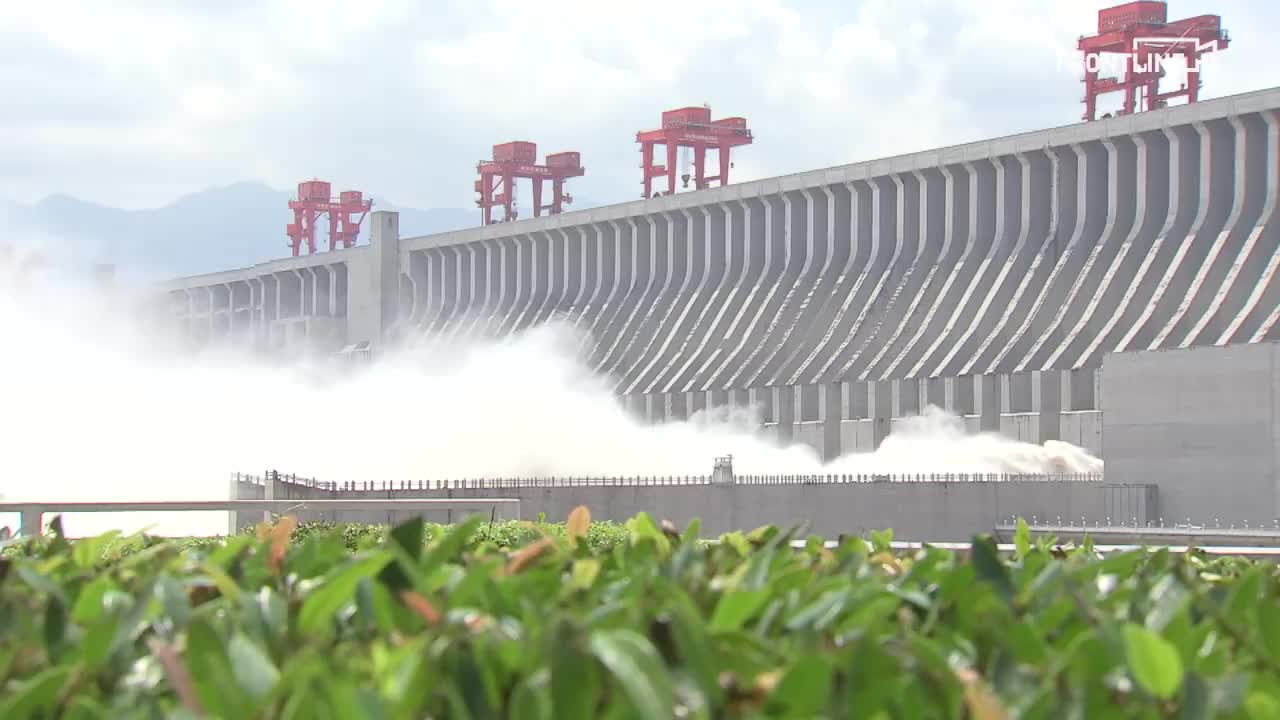 三峡大坝六孔泄洪 有效拦蓄长江2020年第3号洪水