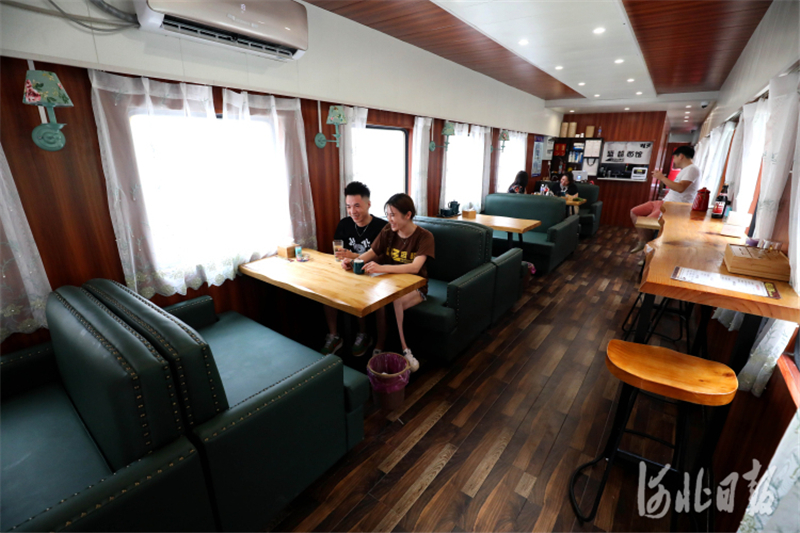 2020年7月25日，市民在河北省石家庄市裕华区火车头步行街一家主题餐厅休息。