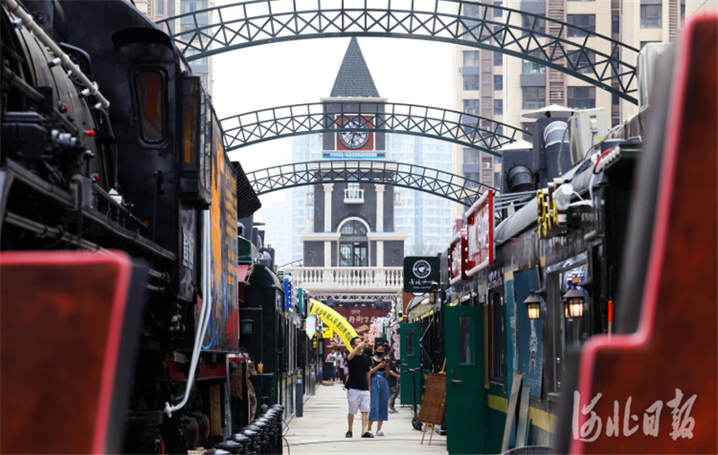 2020年7月25日，市民在河北省石家庄市裕华区火车头步行街游玩。