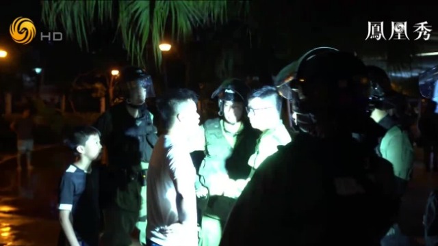 回顾香港暴乱现场：乱港分子大骂港警，却浑身抖得像筛子