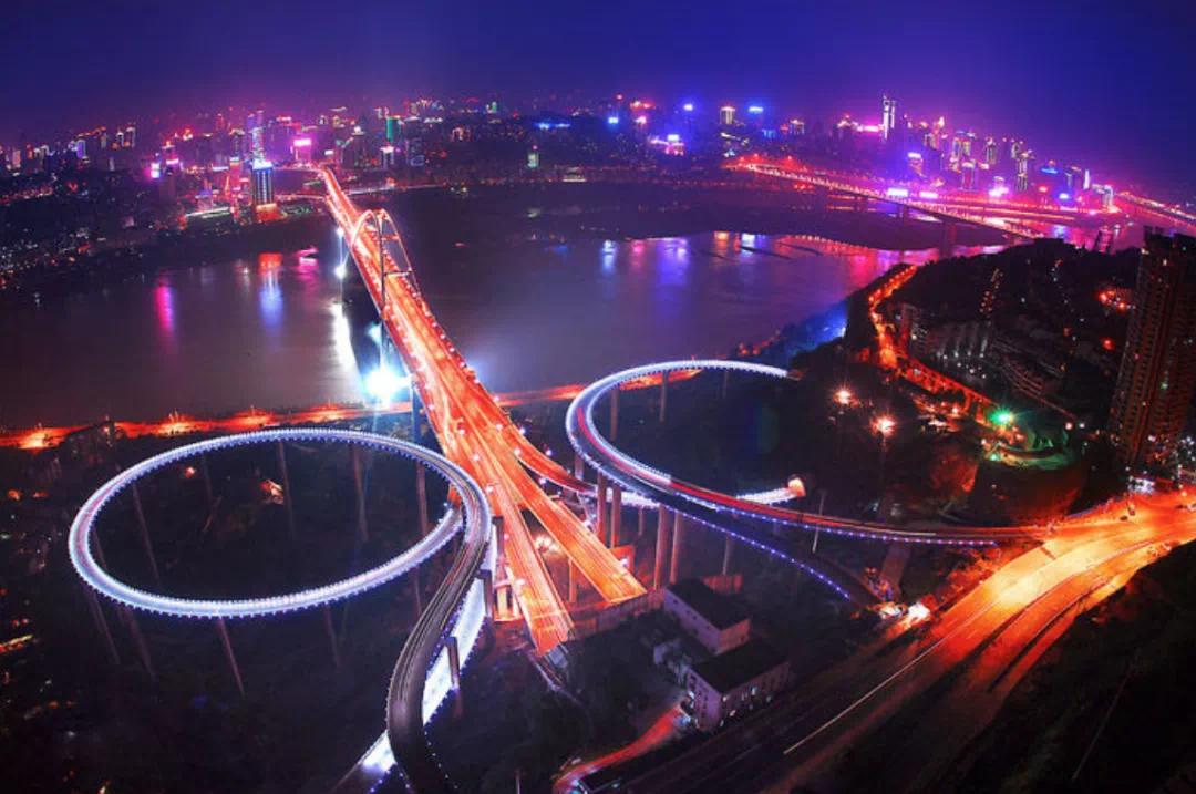 夜晚的菜园坝长江大桥，是彩色的。图/网络