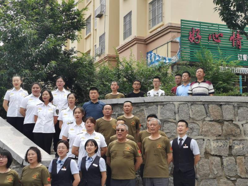 青岛理工大学商学院学生一支部联合黄岛区韶山路社区党委开展“庆八一”特色党建共建活动