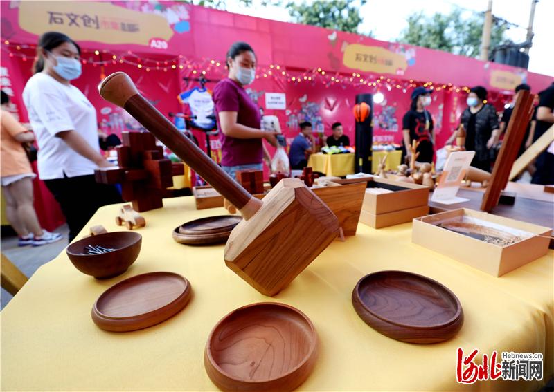 2020年7月24日，在河北省石家庄市红旗大街祥隆泰超市夜未央&middot;吃街，市民正在文创集市里游玩。