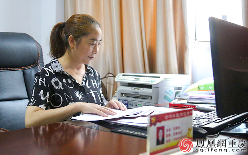 张维玲是沙沱社区居委会主任、支部书记，同时肩负着沙沱社区8户贫困户32人的结对扶贫工作