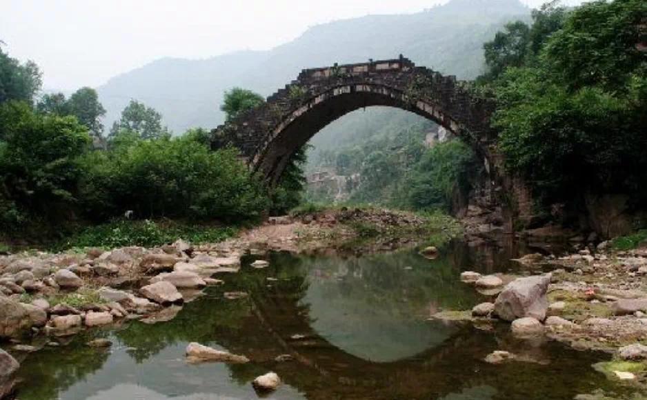 述先桥原名“兴隆桥”，始建于清朝同治年间。不过，这座桥有些神秘，不是什么时候来都能看到的。