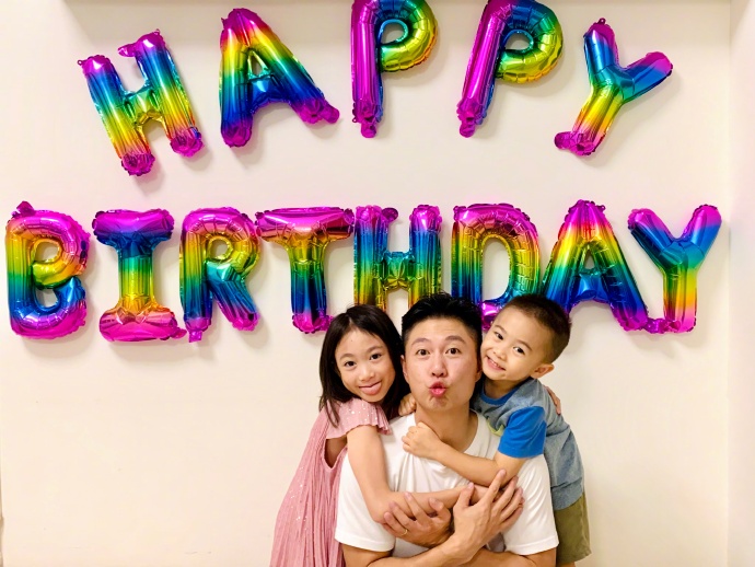 李小鹏39岁生日获儿女环抱，幸福喊话“爱你们”