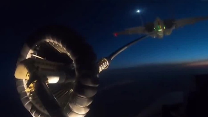 重大突破！歼15舰载机首次完成夜间空中加油