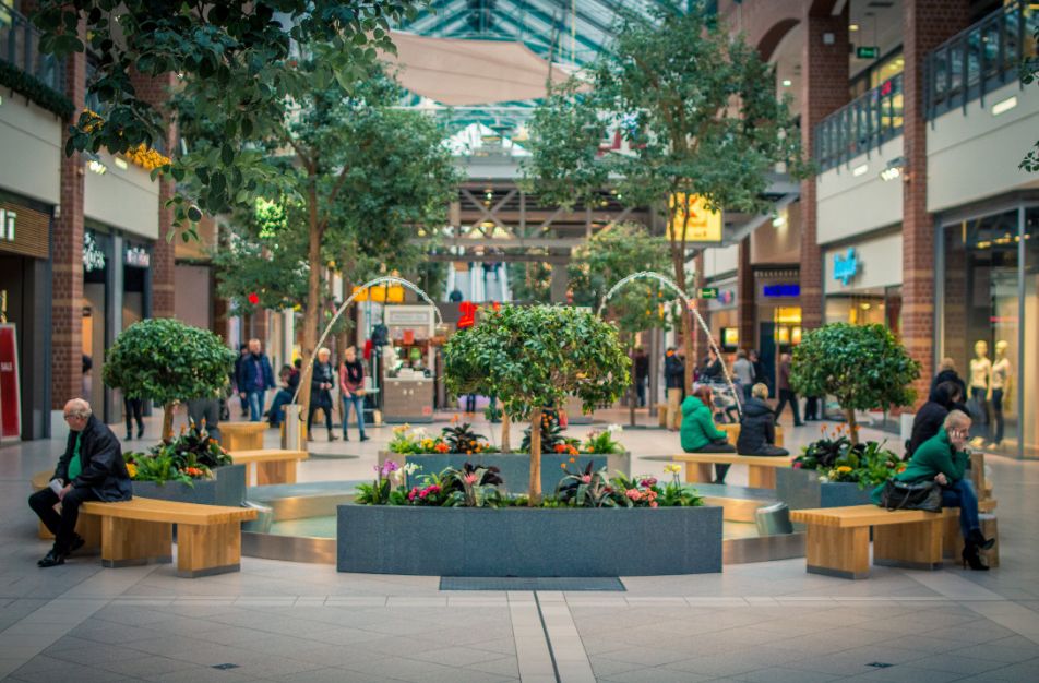 设计,更需要站在顾客的角度来进行考量,毕竟顾客才是商场存在的基础