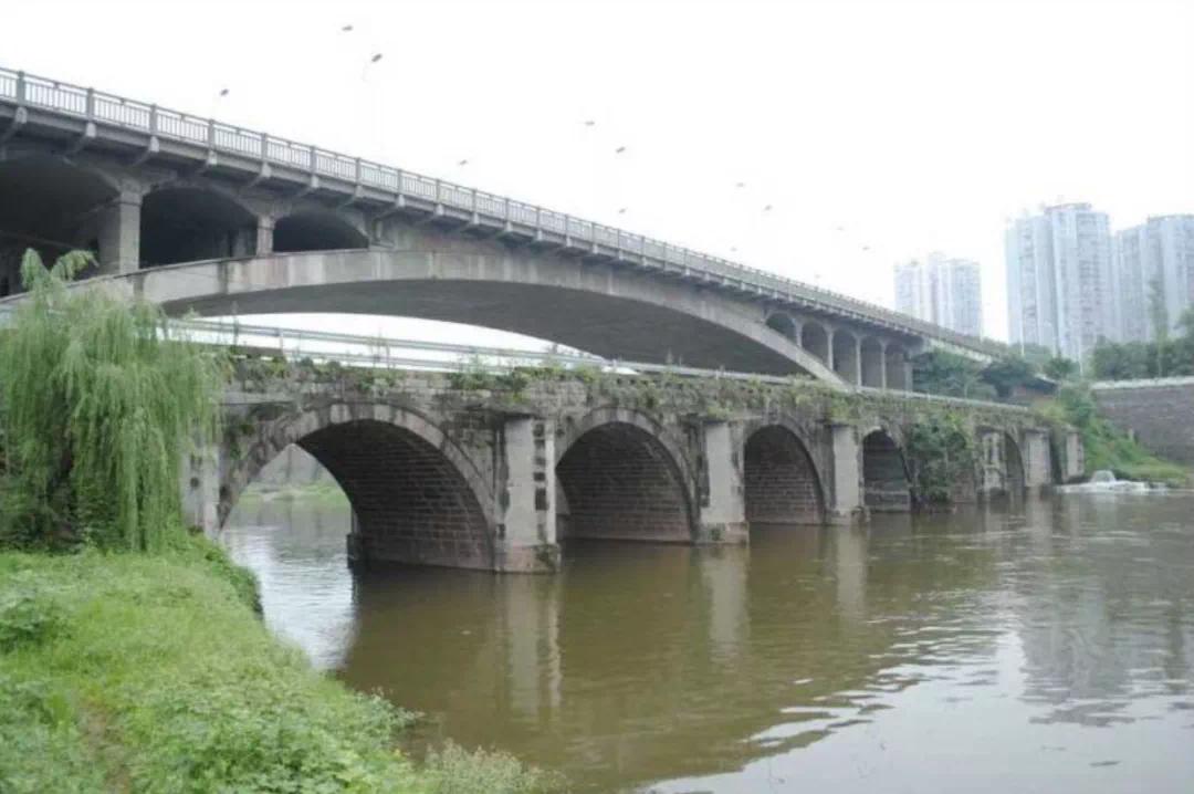 上为施济新桥，下为施济旧桥。图/重庆晨报