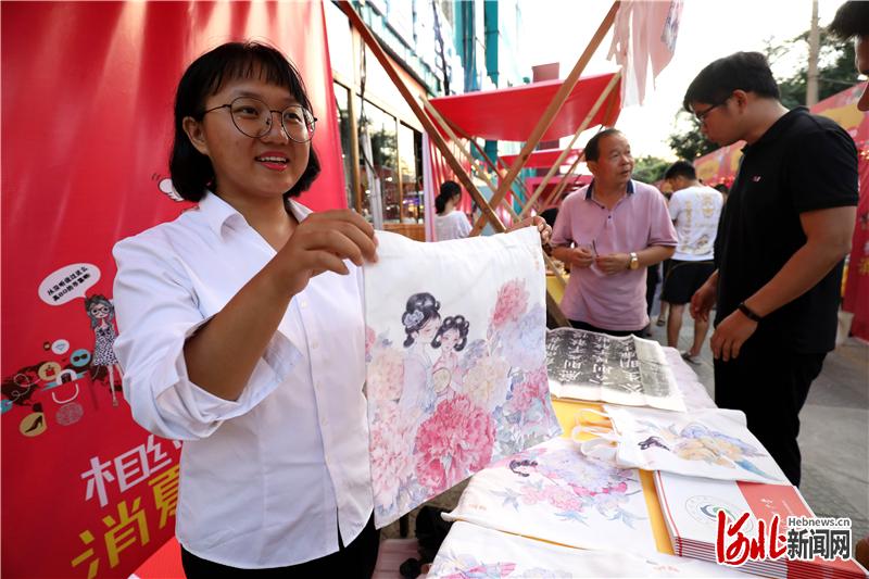 2020年7月24日，在河北省石家庄市红旗大街祥隆泰超市夜未央&middot;吃街，文创企业工作人员展示自己的文创产品。