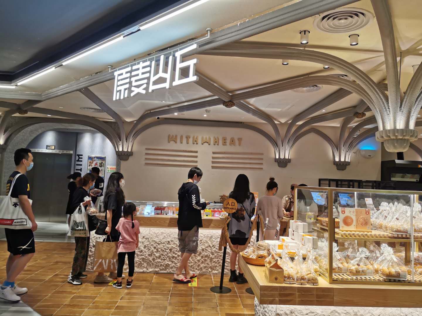 缩减门店又撤离全家便利店原麦山丘全渠道转型存疑
